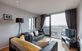 Modern Riverfront Apt. 10 Mins From Hydro/Secc